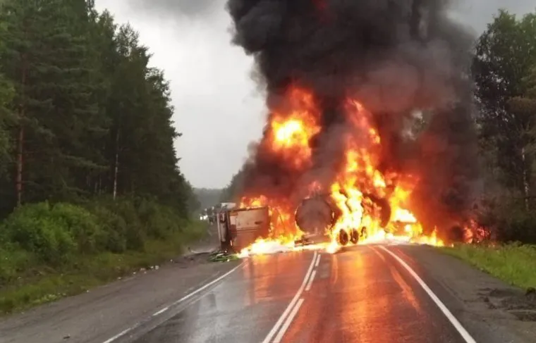Бензовоз вспыхнул на трассе в результате столкновения с двумя фурами 