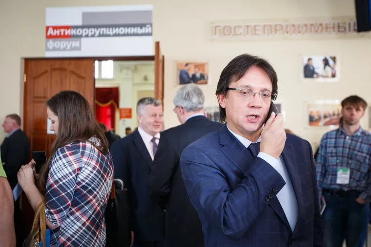 Антикоррупционный форум ОНФ. Екатеринбург, гагарин анатолий, разговор по телефону