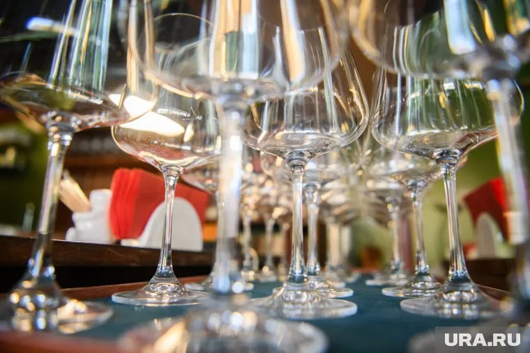 Заведение находится на берегу реки Миасс