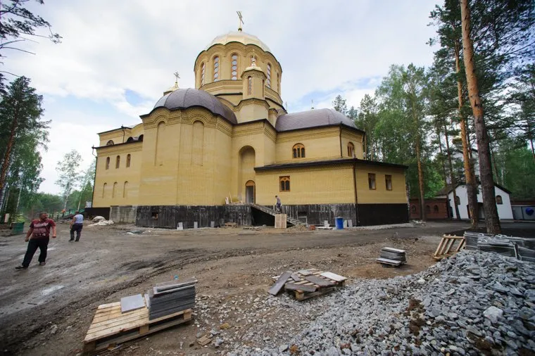Подготовка к приезду патриарха в Алапаевск, Свердловская область, мужской монастырь во имя новомученников российских, храм феодоровской иконы божьей матери