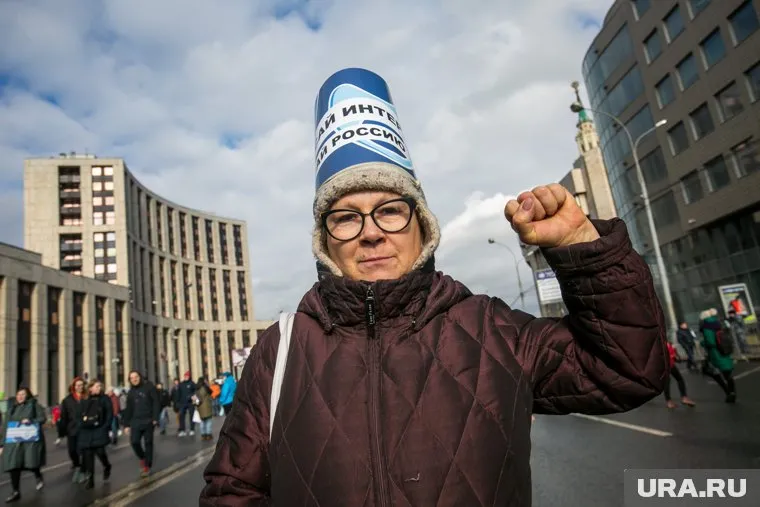 На митинг пришли тысячи москвичей, акция завершилась запуском бумажных самолетиков