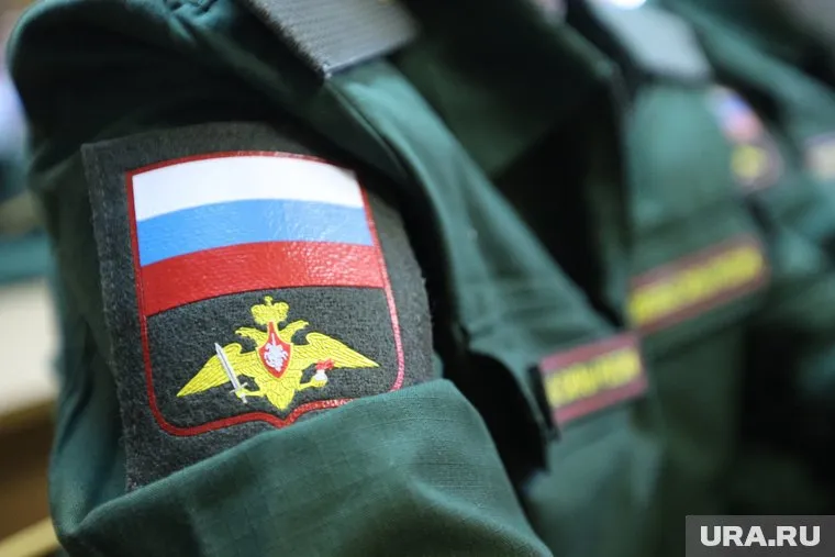 Иностранец подписал военный контракт, чтобы не быть высланным из РФ