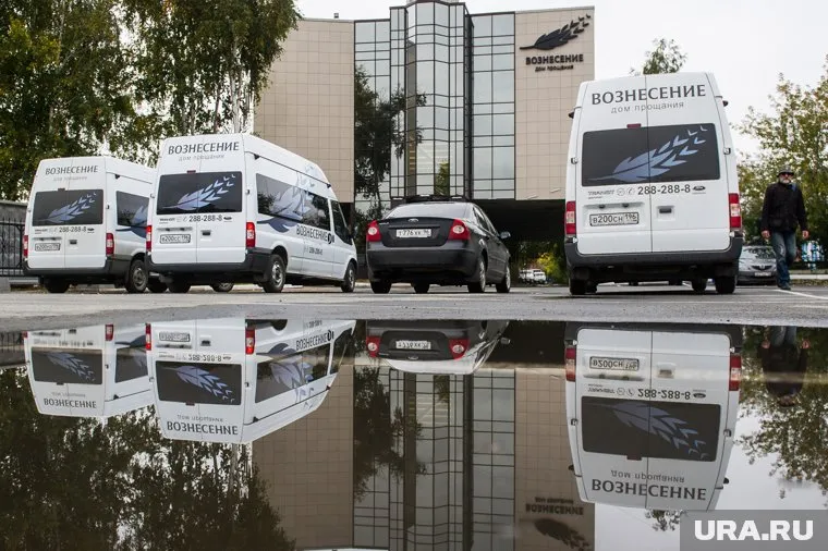 "URA.Ru" рассказывает, кто стоит за нападениями на сотрудников ритуальных фирм