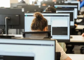 Стало известно, каких сотрудников переманивают чаще