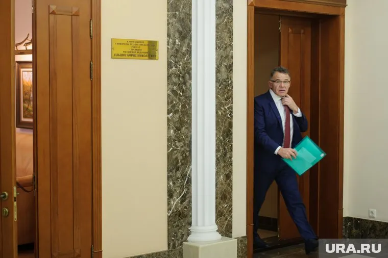 Владимир Тунгусов вышел на работу и что-то там делает