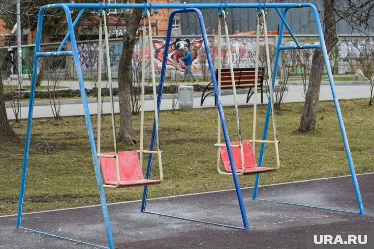 Ребенок упал с качелей и сломал голень (архивное фото)