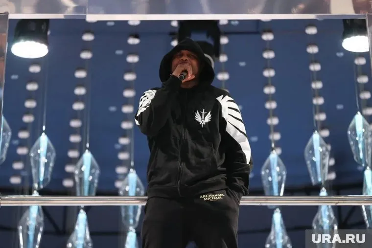 Рой Джонс-младший вышел в костюме из капсульной коллекции клуба «Архангел Михаил»