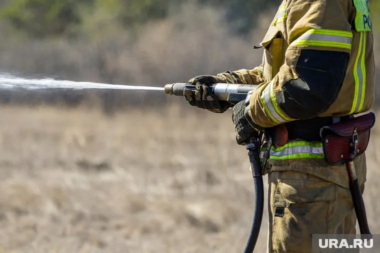 Пожарные боролись с пламенем, охватившим жилой дом