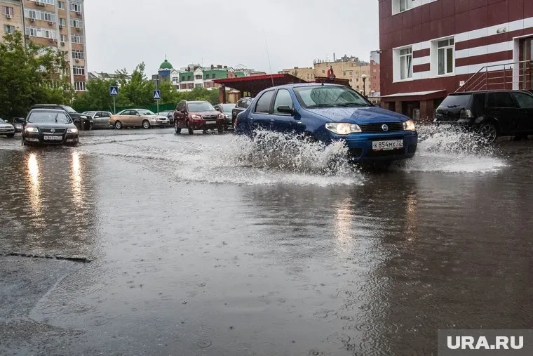 Из-за дождя в Тюмени залило дороги и дома