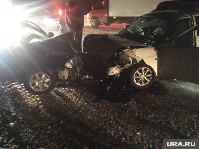 При лобовом столкновении люди остались живы