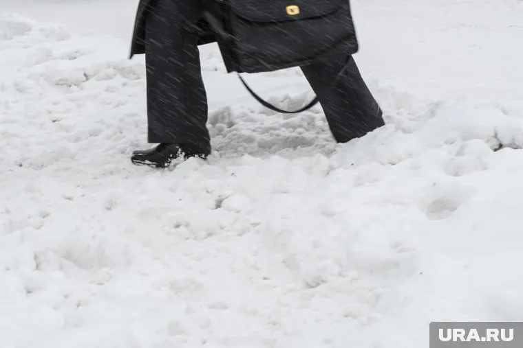 Рабочие не понимают, зачем нужно чистый снег класть поверх грязного