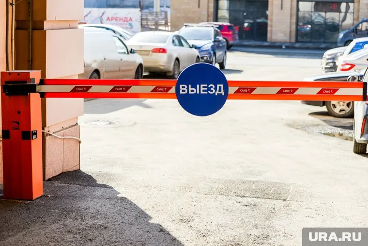 Из-за закрытого шлагбаума водителям пришлось ехать на такси