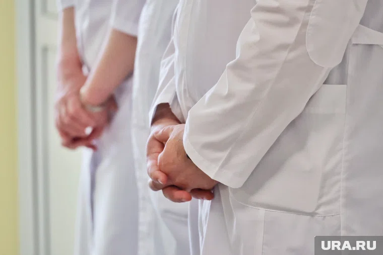 В связи с тем, что здание родильного дома, возведенное в 1964 году, устарело и не отвечает современным стандартам, принято решение о закрытии учреждения