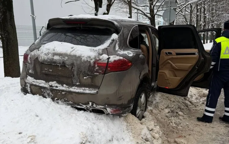 Люксовая иномарка влетела в сугроб