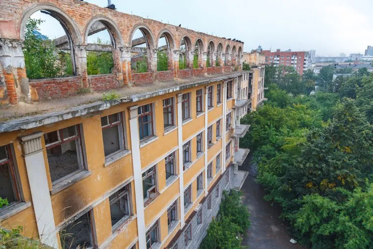 Клипарт, заброшенная больница, зеленая роща