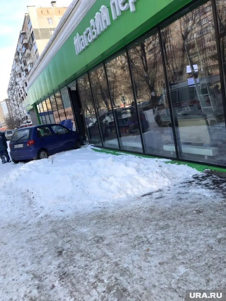 Машина врезалась в магазин