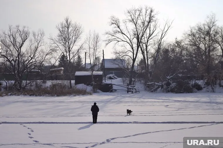 Мужчина провалился под лет на реке Черная