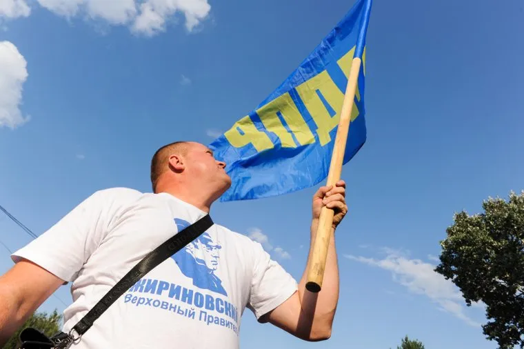 Митинг ЛДПР посвященный Дню российского флага, на Алом поле. Челябинск, лдпр, надпись на футболке, жириновский владимир портрет