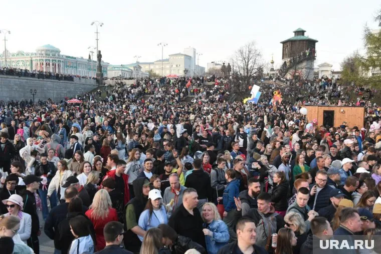 Хедлайнерами концерта в честь 77-летия победы в ВОВ в Екатеринбурге стали Полина Гагарина и группа «Любэ»