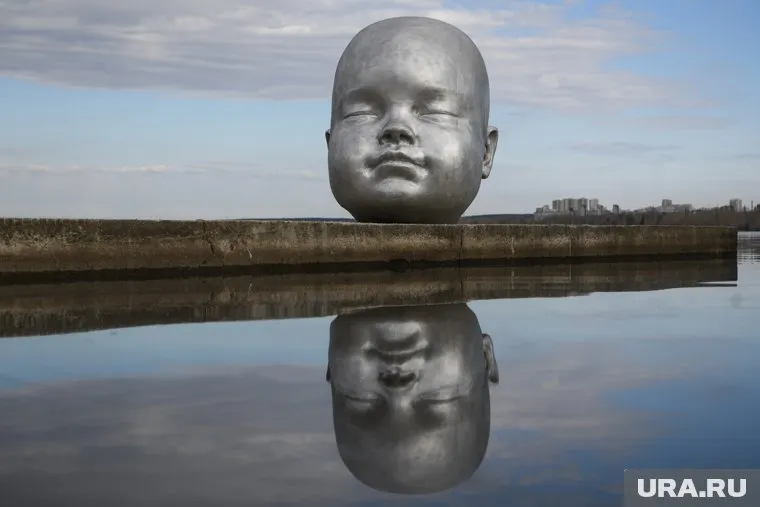 Голову установили на пруду на ВИЗ в апреле 2023 года
