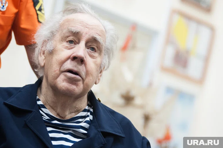 Владислав Крапивин родился в Тюмени в 1938 году