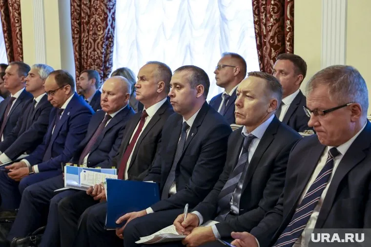 Мэрия Губкинского, которую возглавляет Андрей Гаранин (на фото с синей папкой), стала самой неэффективной муниципальной администрацией на Ямале