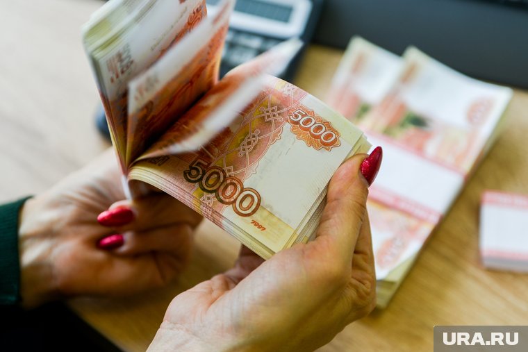 Средняя зарплата в России выросла до 97 тысяч рублей