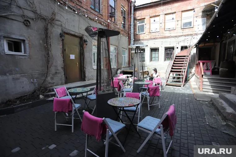 Воры стащили винтажный шкаф и стеллаж