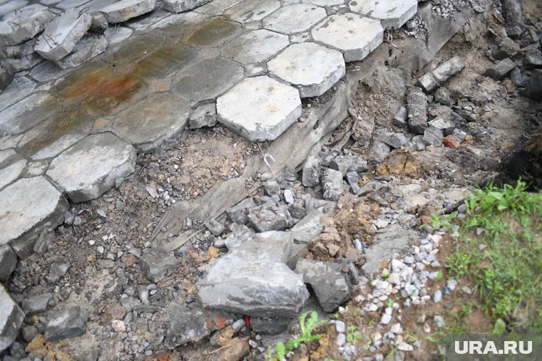 Плитку повредила техника в Кургане