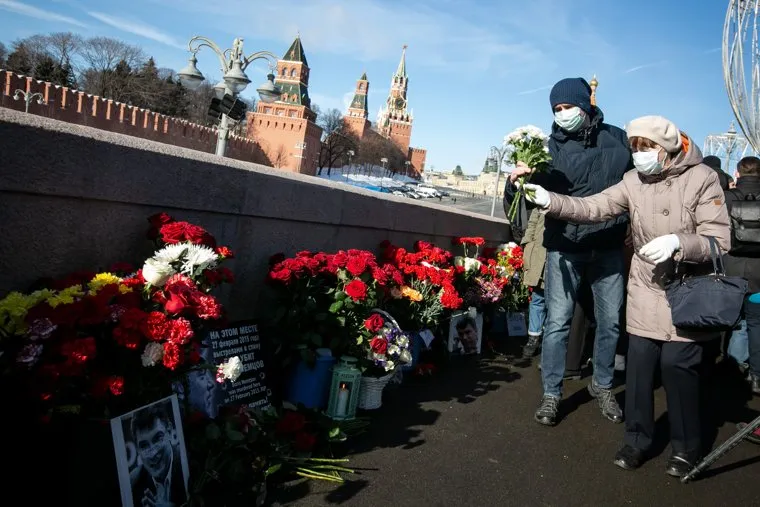 Мемориал на месте убийства Бориса Немцова на Большом Москворецком мосту. Москва