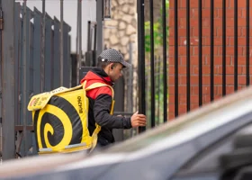 В Перми водителям-курьерам обещают зарплату до 190 тысяч рублей