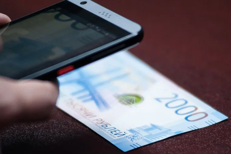 Пресс-конференция, посвященная выпуску в обращение новых банкнот Банка России. Екатеринбург, телефон, банк россии, qr-код, купюра, гаджет, банкнота, 2000 рублей, деньги, рубли, две тысячи рублей, куар код