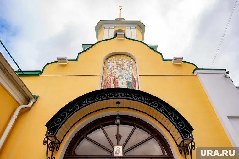 В этот день следует сходить в храм и помолиться о благополучии родственников