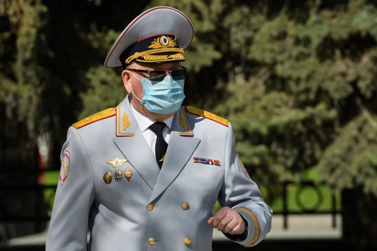 Торжественное возложение цветов к памятнику Жукову возле Штаба ЦВО. Екатеринбург