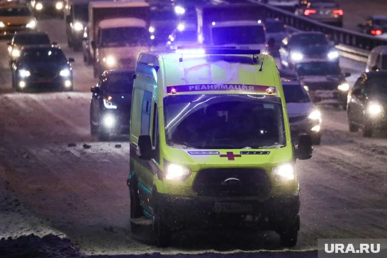 Мужчину увезли в больницу