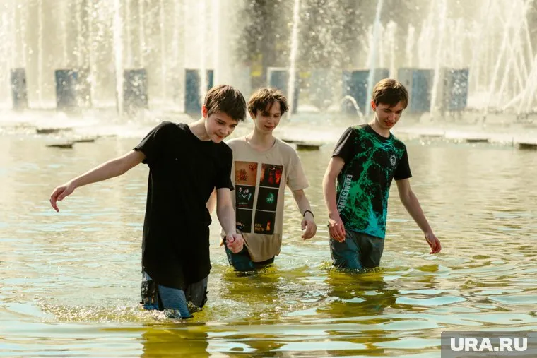 Температура в Москве достигла отметки в плюс 31 градус, жители пытаются охладиться у фонтанов в парках