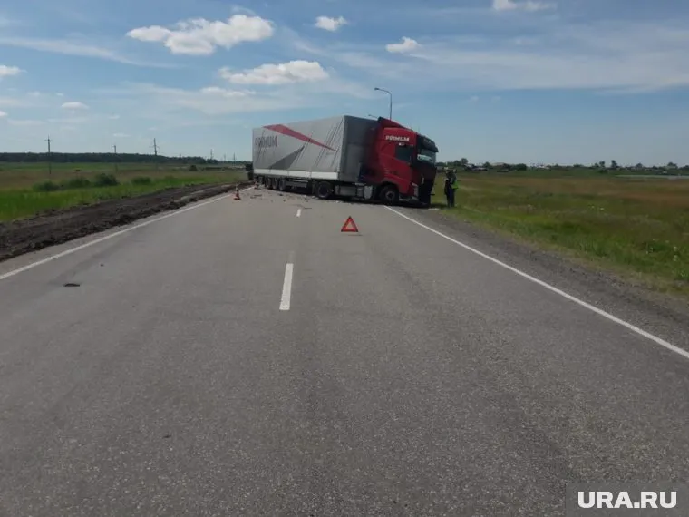 Грузовой автомобиль после ДТП перекрыл движение по трассе