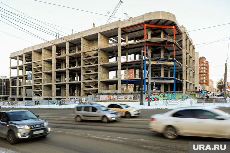 Одни знаковые недострои в городе сносят, другие — активно достраивают