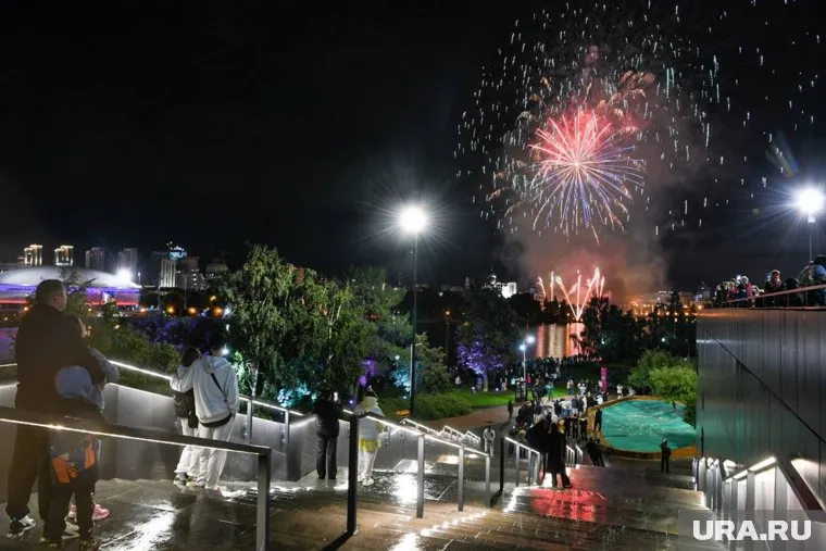 Салют начался в 22:00