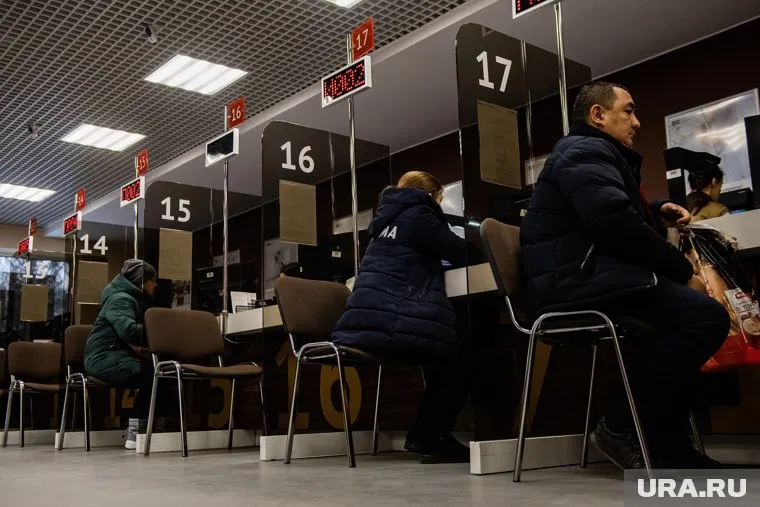 Работники требуют оставить бывшую начальницу