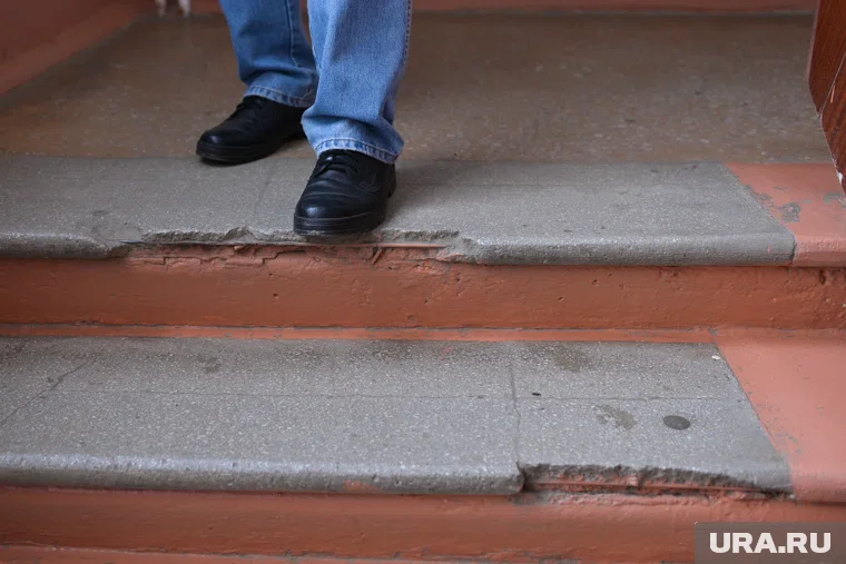 По такой лестнице сложно спускаться и здоровому человеку (архивное фото)