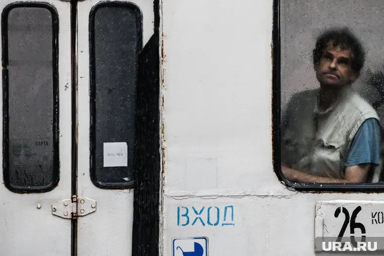 Из-за сильных дождей дорогу на одной из улиц Казани размыло, образовалась яма