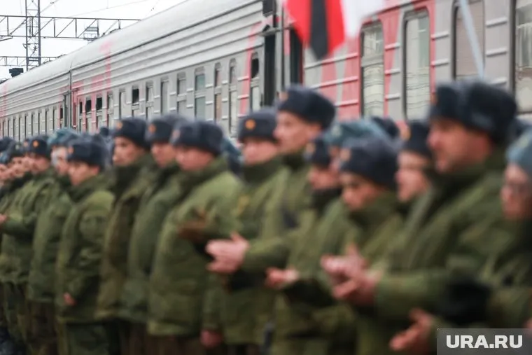 Документ о повышении предельного возраста контрактников отправлен на доработку, отметил  Евгений Федоров