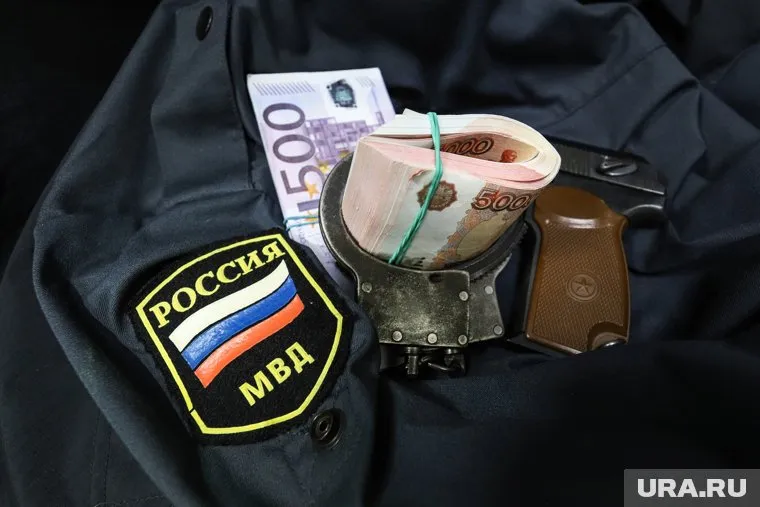 Сотрудники полиции после получения взятки оказались в ИВС