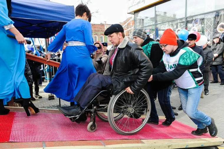 Митинг-концерт посвященный присоединению полуострова Крым к России. Челябинск, инвалид-колясочник