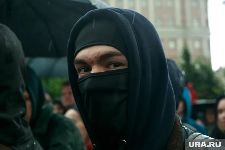 Люди в масках и гражданской одежде уводят протестующих в микроавтобусы без номеров