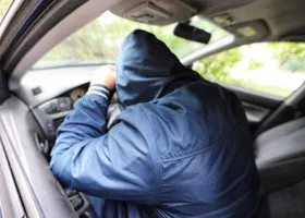 В Кургане на шоссе Тюнина две машины разлетелись вдребезги на пункте весового контроля