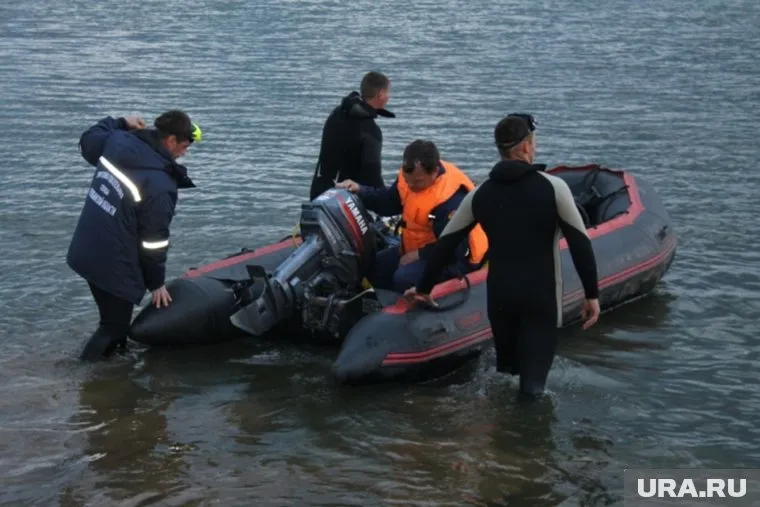 Спасатели и водолазы ищут тело седьмого погибшего
