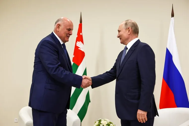 Владимир Путин на переговорах с президентом Абхазии. Сочи