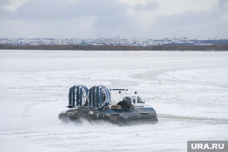 Сильный ветер угрожает работе переправы Салехард-Лабытнанги